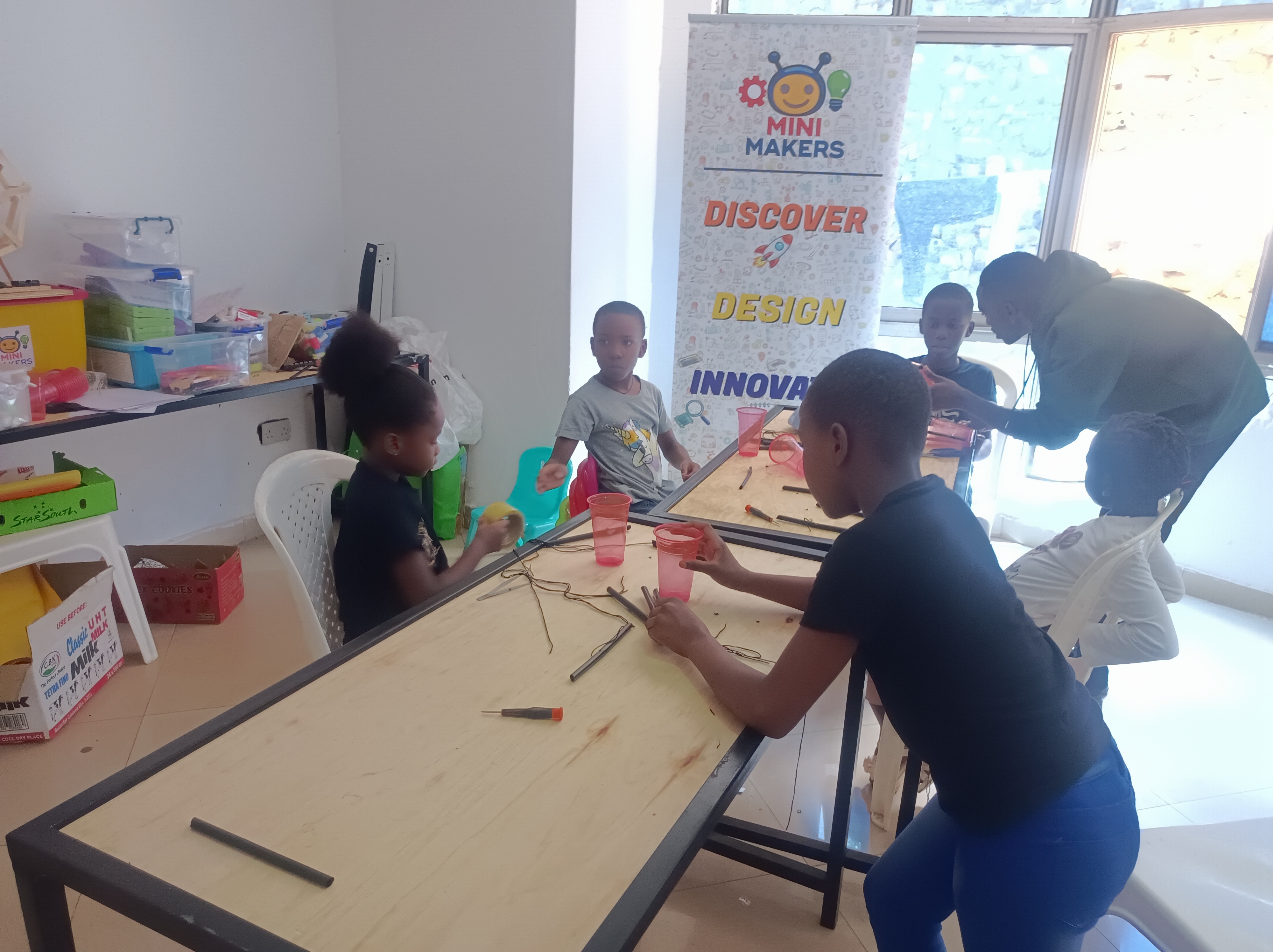Children building a robot at MiniMakers